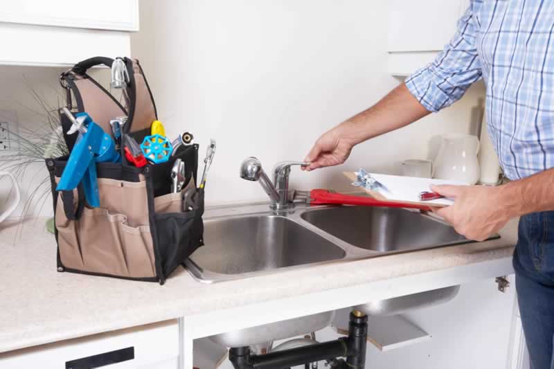 The Difference Between Routine and Emergency Plumbing Services